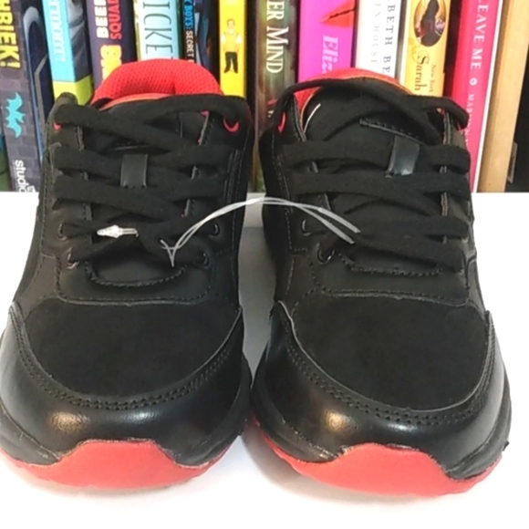 KENNETH COLE BLACK RED LACE UP LOW-TOP SNEAKERS SIZE 4 NWT - Picture 2 of 8